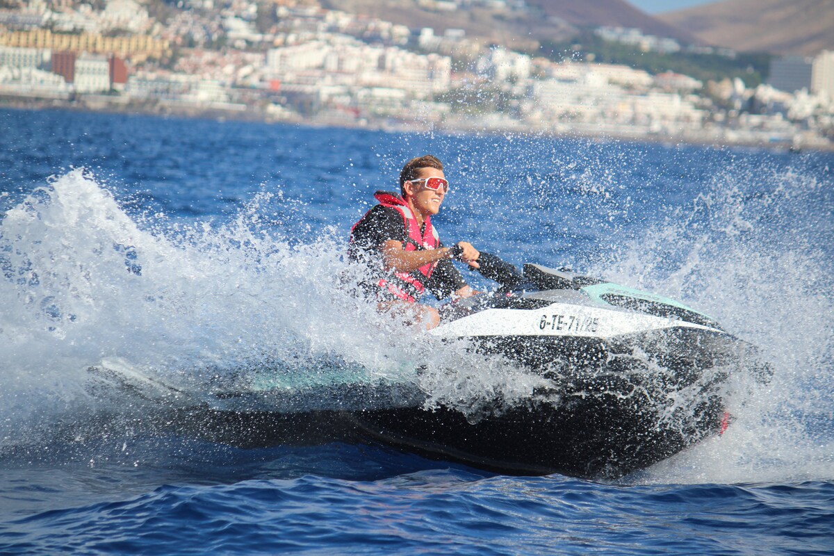 Cavalca le Onde di Tenerife in un Tour in Jetski
