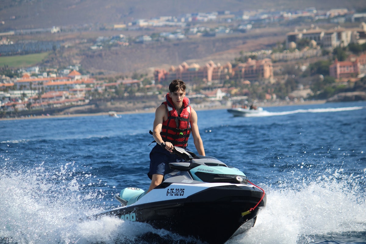 Cavalca le Onde di Tenerife in un Tour in Jetski