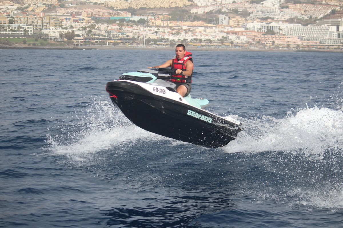 Cavalca le Onde di Tenerife in un Tour in Jetski