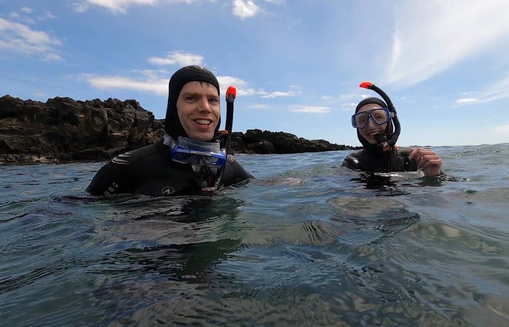 Fai snorkel nelle acque cristalline di Costa Adeje